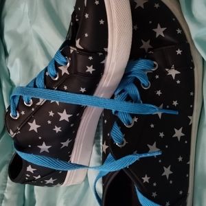 Women's star print sneakers